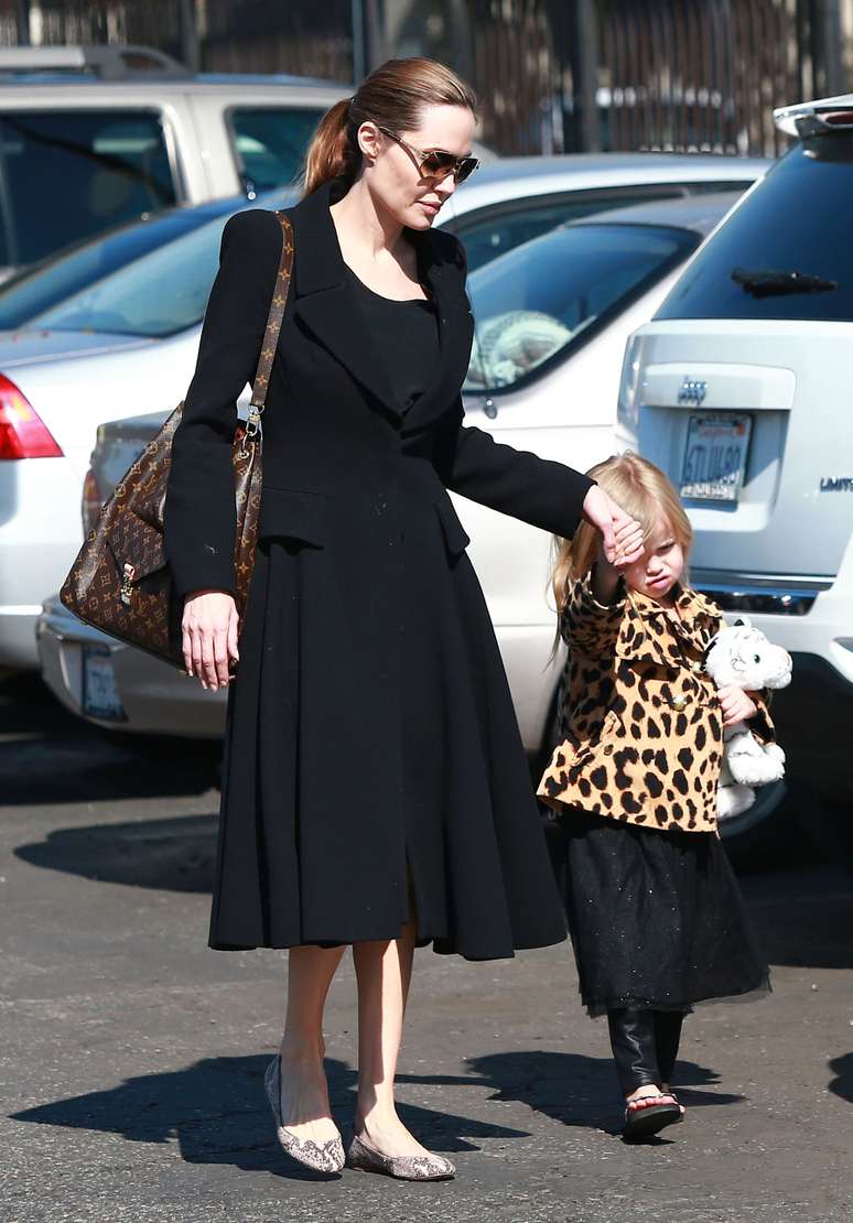 Brad Pitt e Angelina Jolie passearam com os filhos gêmeos Knox e Vivienne na última quinta-feira (14), em Los Angeles, nos Estados Unidos. Eles passaram o dia no Museu de História Nacional