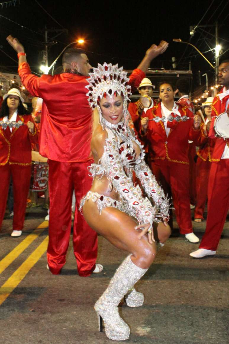 A Porto da Pedra realizou um desfile de rua para a sua comunidade, nesse domingo (17), em São Gonçalo, no Rio de Janeiro. Alessandra Mattos é a rainha de bateria da escola