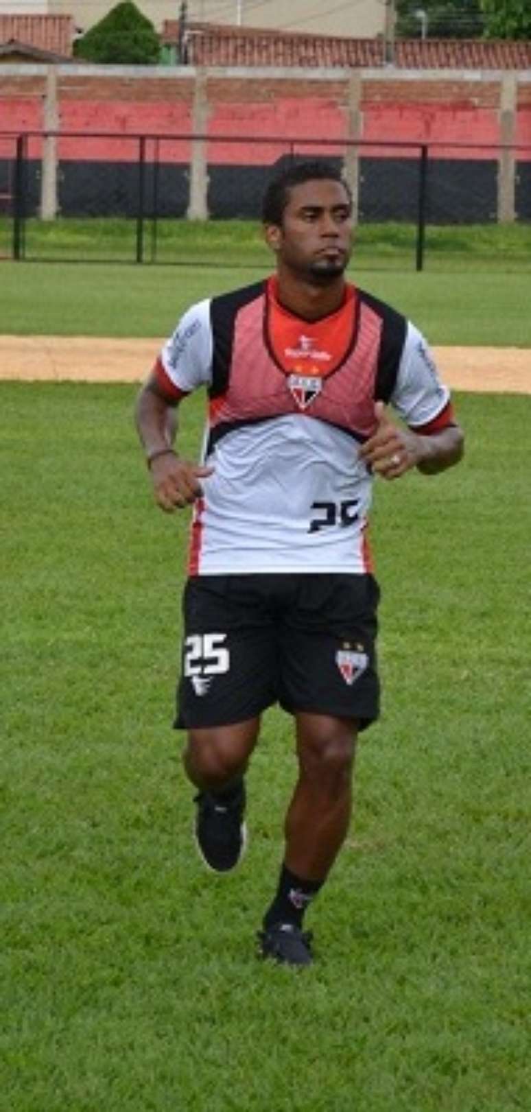 <p>Jogador havia sido emprestado pelo Flamengo ao Atlético-GO no início do mês (foto), mas foi devolvido por suposta indisciplina</p>