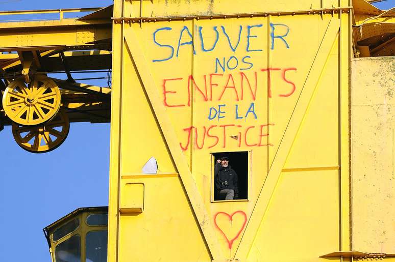 <p>Serge Charnay escalou o guindaste de 43 m de altura para protestar contra a proibi&ccedil;&atilde;o de ver seu filho</p>