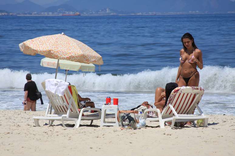 <p>O forte calor deixou movimentada a praia de Copacabana, na zona sul, nesta segunda-feira</p>
