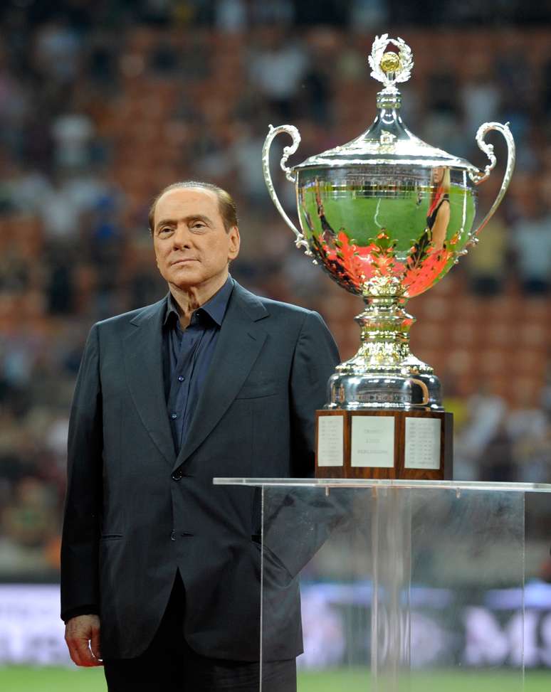 Silvio Berlusconi dá dica de como parar Messi no duelo contra o Barcelona