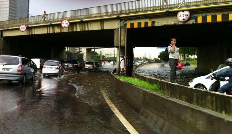 <p>Chuva causou problemas no trânsito no final da tarde de segunda-feira em São Paulo</p>