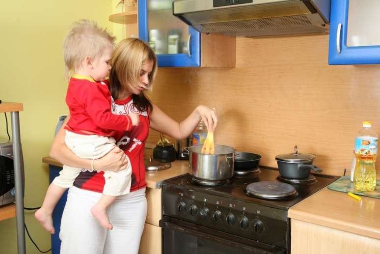 Pais devem estabelecer regras para brincadeiras na cozinha