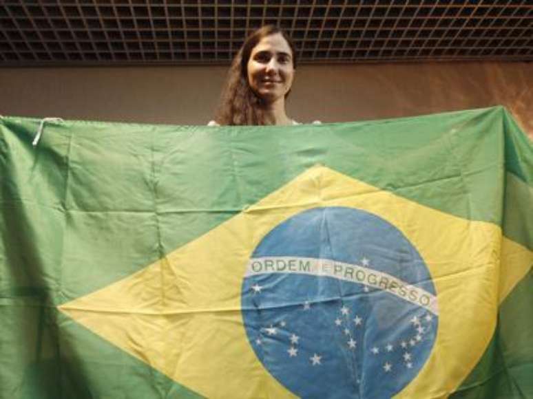 <p>Yoani posa com a bandeira brasileira</p>