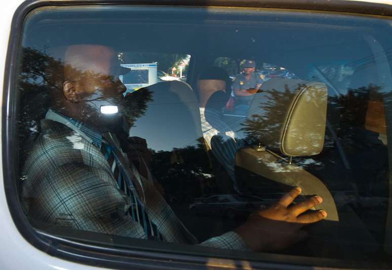 Pistorius chegou ao tribunal escondendo o rosto em carro policial