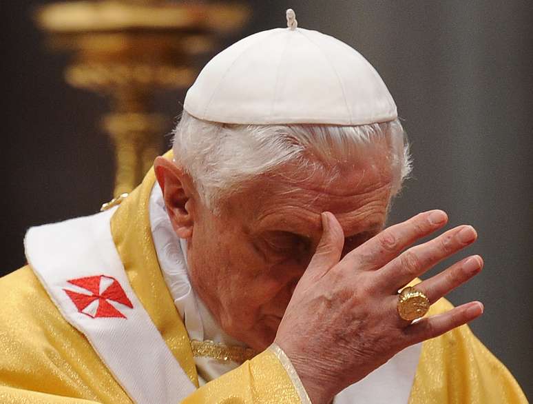 <p>Na m&atilde;o direita,&nbsp;a joia em ouro maci&ccedil;o carregada por Bento XVI durante seu papado</p>