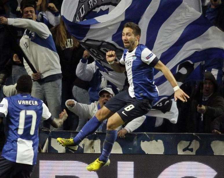 João Moutinho celebra gol do Porto sobre o Málaga nesta terça-feira.