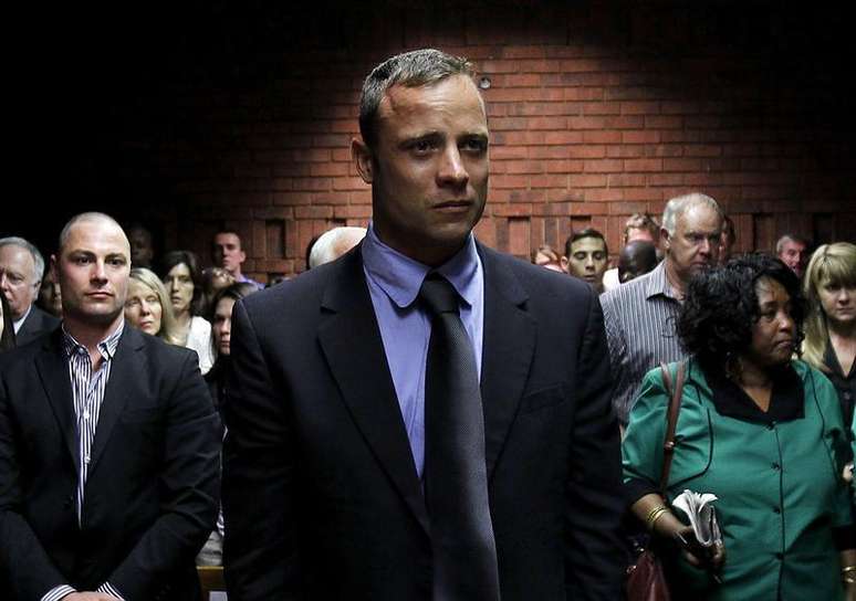 Oscar Pistorius aguarda o início de procedimentos jurídicos ao lado de seu irmão Carl (esquerda), no tribunal de Pretoria, África do Sul. 19/02/2013