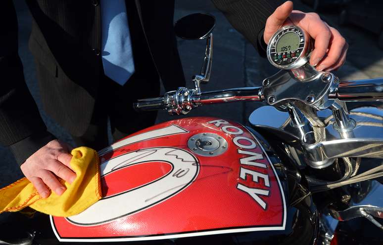 <p>Com design idealizado pelo próprio Wayne Rooney, uma moto personalizada do atacante foi colocada em exposição nesta terça-feira em Chester, no noroeste da Inglaterra</p>