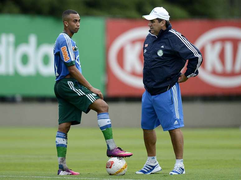 <p>Criticado por jogadas contra Corinthians, volante trabalhou passes em treino sob chuva</p>