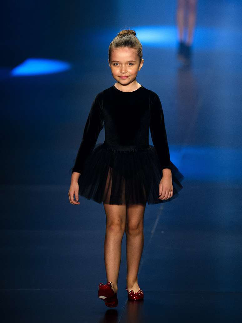 <p>As minibailarinas da Santa Lolla conquistaram o p&uacute;blico do desfile</p>