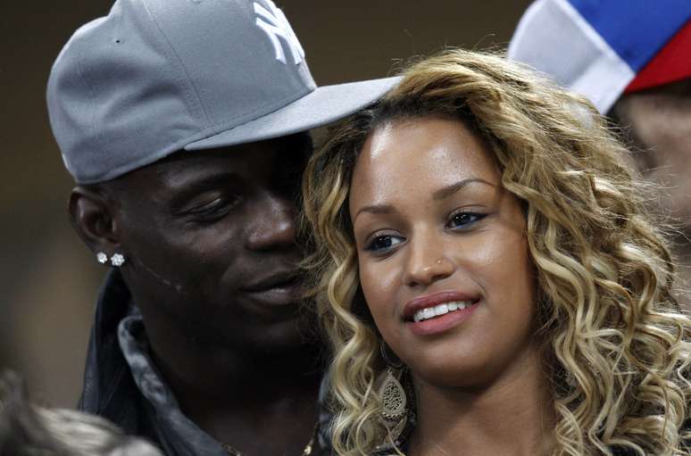 <p>Balotelli acompanhou o jogo ao lado de&nbsp;Fanny Neguesha, sua namorada</p>