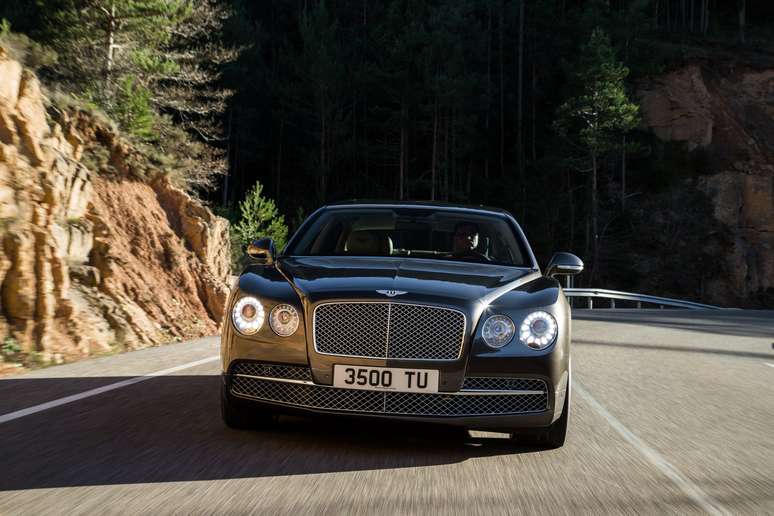 <p>Bentley Flying Spur&nbsp;ser&aacute; apresentado no Sal&atilde;o de Genebra</p>