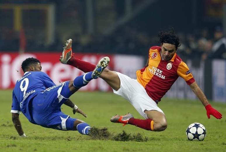 O jogador do Galatasaray Selcuk Inan (D) e o brasileiro Michel Bastos, do Schalke 04, disputam lance nesta quarta-feira em jogo pela Liga dos Campeões que terminou empatado em 1 x 1.