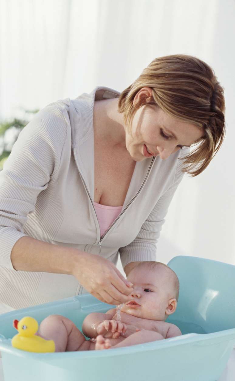 <p>Fazer massagem no banho pode prejudicar o bebê</p>