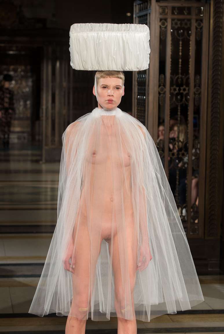 <p>A grife Pam Hogg levou um desfile performático para a semana de moda de Londres</p>