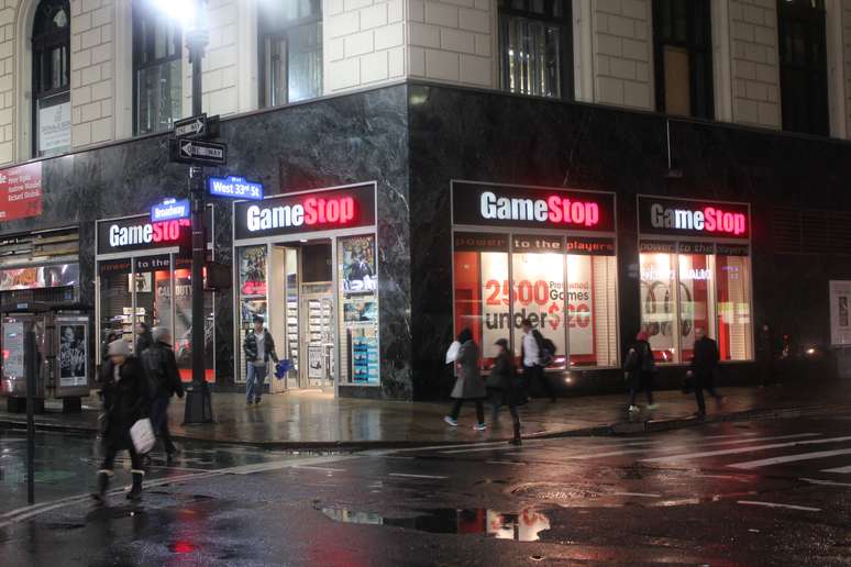 <p>Fachada da GameStop, principal loja de varejo de games dos EUA, na esquina da Broadway com a Rua 33, em Nova York</p>