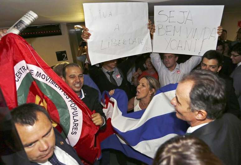 Pessoas manifestam-se contra e a favor a visita da dissidente cubana mais conhecida, a blogueira Yoani Sánchez, à Comissão de Constituição e Justiça no Congresso Federal em Brasília. 20/02/2013