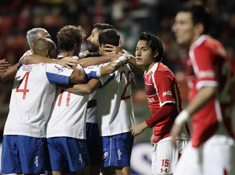 Uruguaios comemoram gol em vitória fora de casa