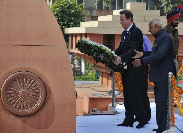 O primeiro-ministro britânico, David Cameron, coloca uma guirlanda sobre o memorial de Jallianwala Bagh na cidade de Amritsar, no norte da Índia. 20/02/2013