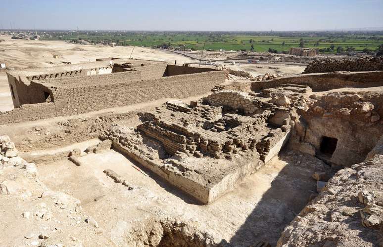 Imagem mostra escavações na tumba descoberta no Egito