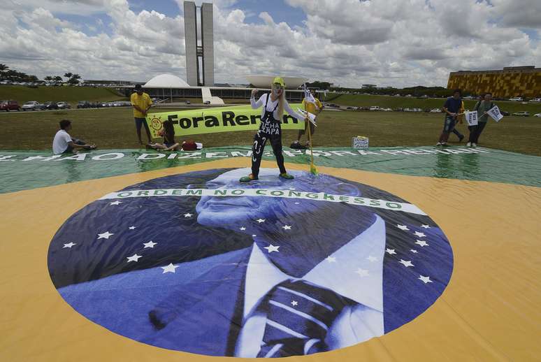 <p>Com bandeira gigante, grupo pede &#39;ordem no Congresso&#39;&nbsp;com a sa&iacute;da de Renan</p>