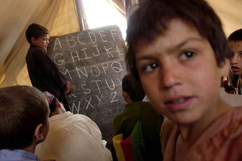 <p>Refugiados aprendem inglês no Afeganistão: quase um terço das línguas do mundo tende a desaparecer</p>