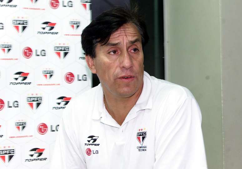 <p>Ex-goleiro e treinador tricolor diz sofrer com hepatite há 20 anos; agora, aguarda por transplante de fígado</p>