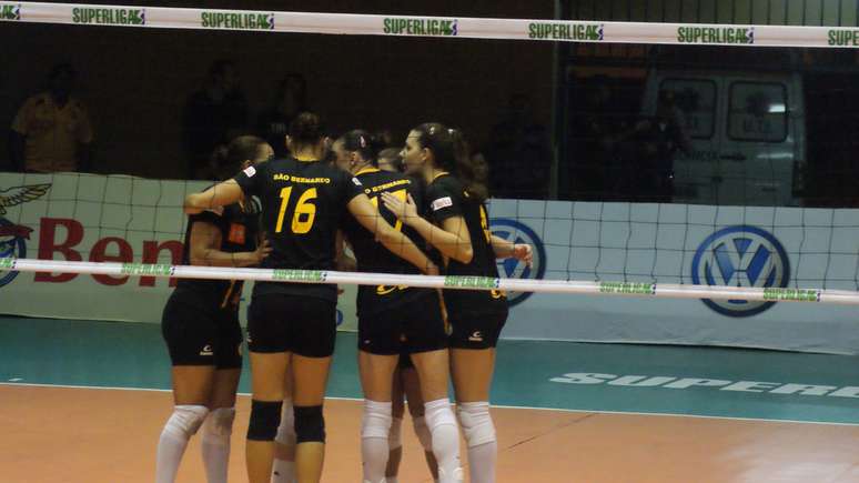 Na penúltima rodada da Superliga feminina 2012/13, o São Bernardo Vôlei finalmente conseguiu vencer a primeira na competição. Em duelo disputado diante de sua torcida, no ginásio Baetão, em São Bernardo do Campo (SP), as donas da casa não deram chance para o vice-lanterna São Cristóvão Saúde/São Caetano e ganharam por 3 sets a 0