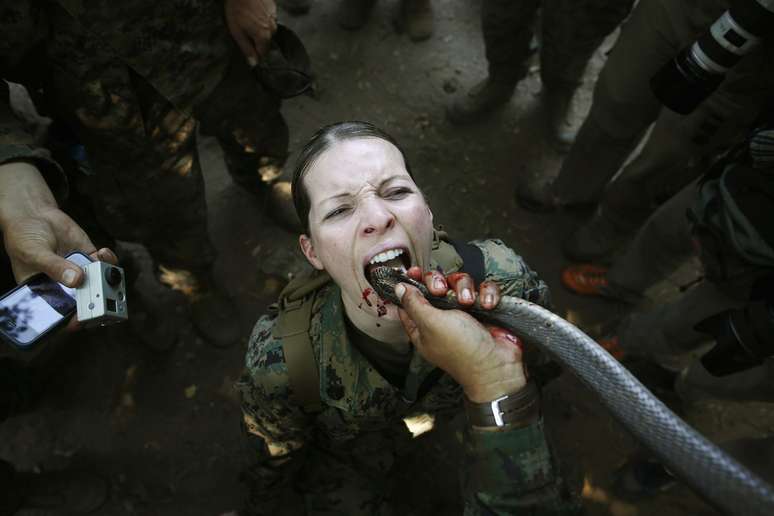 Soldado americana bebe sangue de cobra durante exercício de sobrevivência na selva em exercício militar conjunto com o exército tailandês em base na província de Chon Buri, na Tailândia
