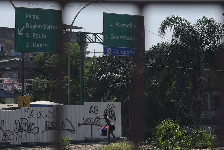 Um dia após a operação da Secretaria Municipal de Assistência Social do Rio de Janeiro, que deu início à internação involuntária de dependentes de crack, usuários voltaram às redondezas da favela Parque União