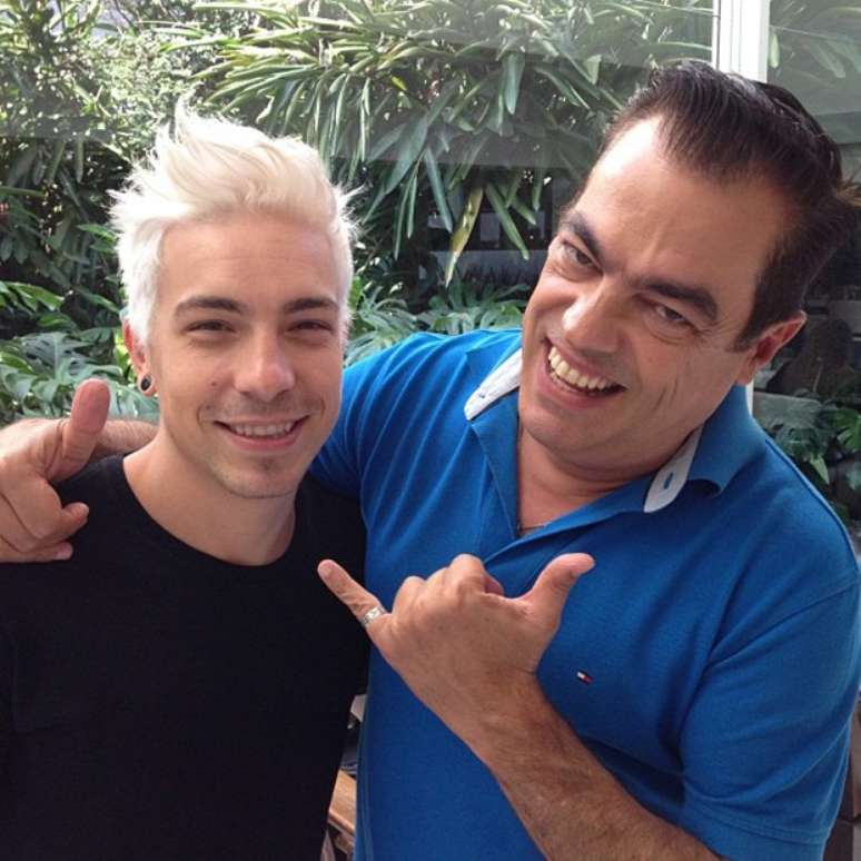 <p>O cantor e o hair stylist usaram as redes sociais para comentar o novo look</p>