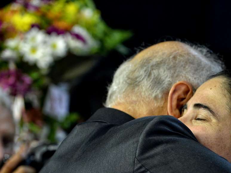 Yoani recebe um abraço de Suplicy