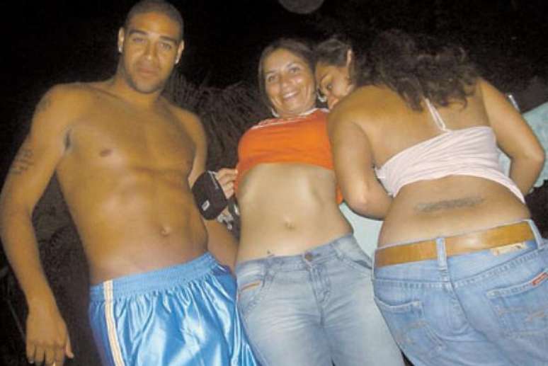 <p>Em 2006, fotos de Adriano em festas com bebidas e mulheres já circulavam</p>