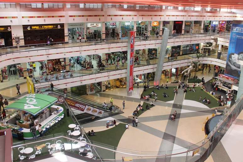 Com mais de 100 metros quadrados de área construída, o shopping Centro Mayor também se destaca pela decoração, inspirada em uma temática circense