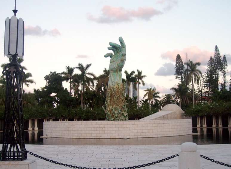 Além de paradisíacas praias e da agitada vida noturna, Miami Beach revela-se uma importante cena cultural. Vide o Memorial do Holocausto, museu a céu aberto criado em homenagem às vítimas do massacre nazista. O projeto, idealizado em 1984 por um grupo de judeus sobreviventes do horror, apresenta esculturas que levam o visitante a uma constante reflexão. Gratuito, atrai centenas de turistas todos os dias. Endereço: Meridian avenue, 1933-1945. Tel.: 00xx 1 305 538.1663