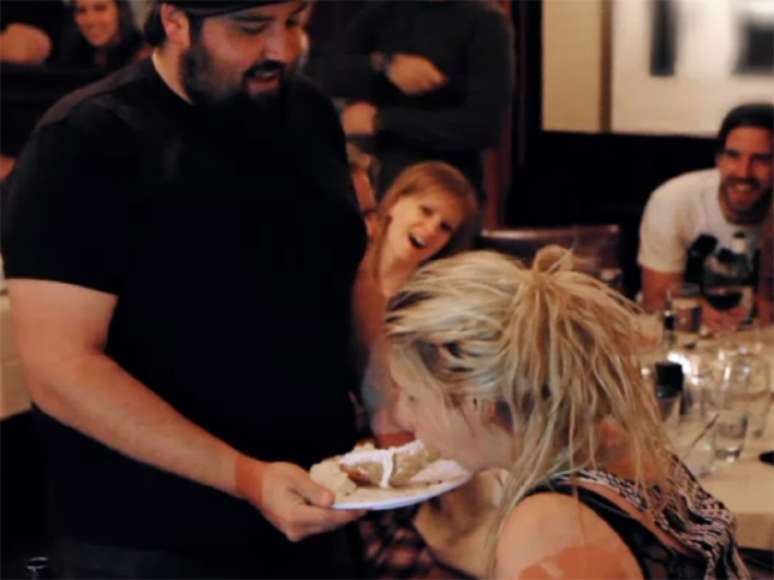 No reality show da cantora, ela aparece ganhando uma sobremesa de formato f&aacute;lico