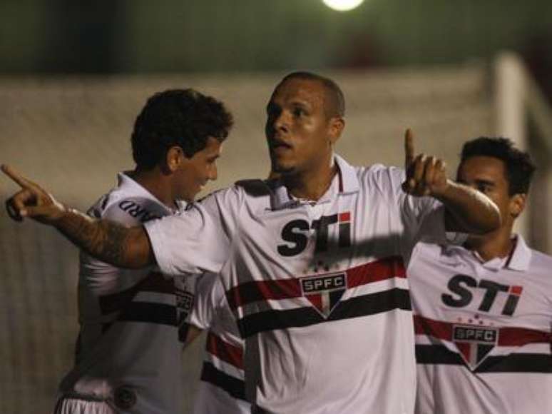 <p>Luís Fabiano foi o nome do São Paulo em vitória sobre o São Caetano fora de casa</p>