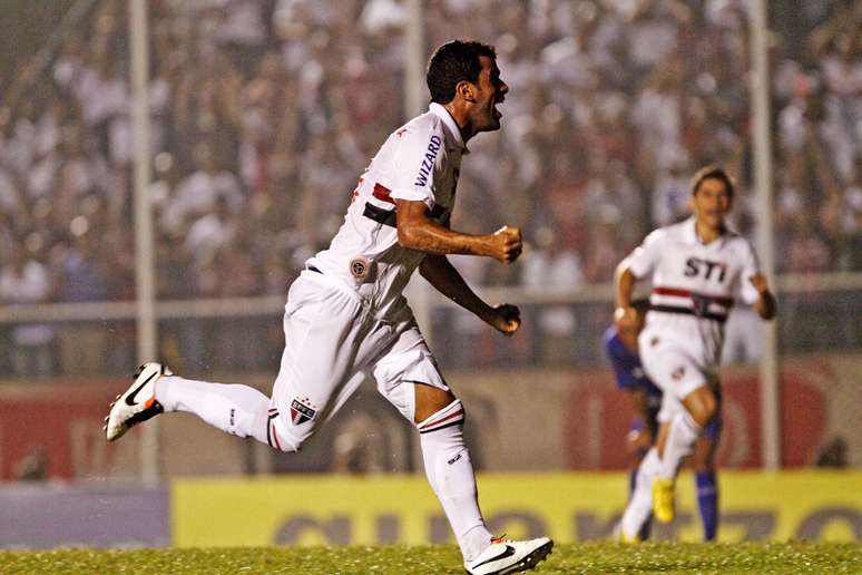 <p>Maicon fez o segundo gol do São Paulo contra o São Caetano</p>