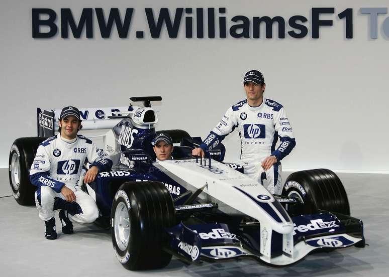 Pizzonia (à esq.), Heidfeld (centro) e Webber posam durante lançamento do BMW Williams FW27, em Valência, em 2005