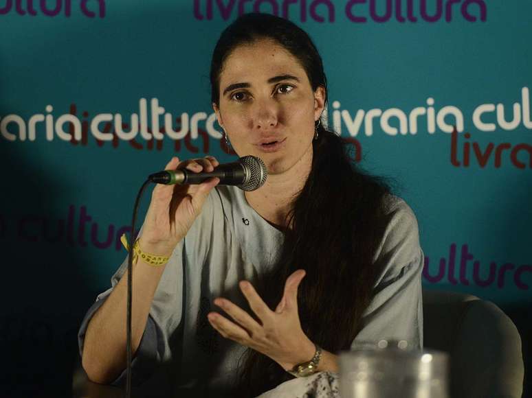 <p>Yoani S&aacute;nchez, durante conversa com pessoas presentes ao bate-papo com a blogueira na Livraria Cultura, em S&atilde;o Paulo</p>