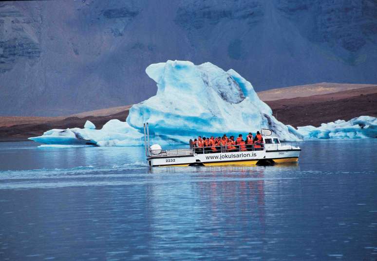 <p>Fazer trekking em Jokulsarlon, na Islândia</p>