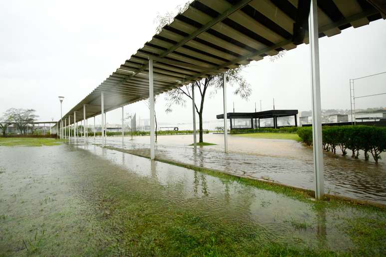 <p>Forte chuva em SP atrasou início de atividades do Corinthians em CT</p>