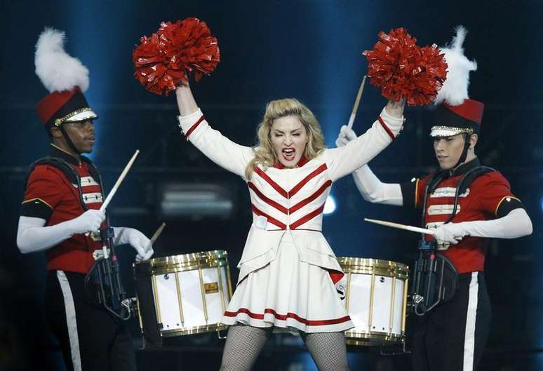 <p>Cantora Madonna durante apresentação da turnê mundial MDNA</p>