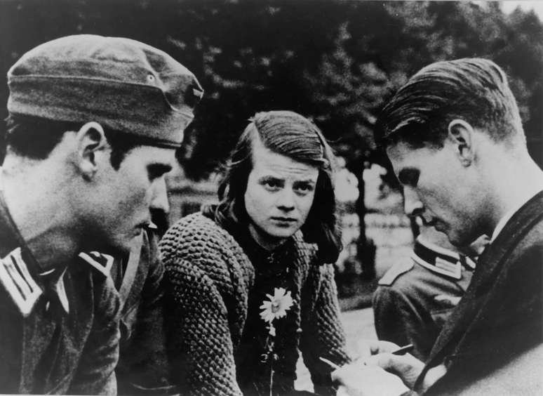 Sophie Scholl (centro) com o irmão Hans Scholl (esq.) e Christoph Probst, em Berlim, em 23 de julho de 1942