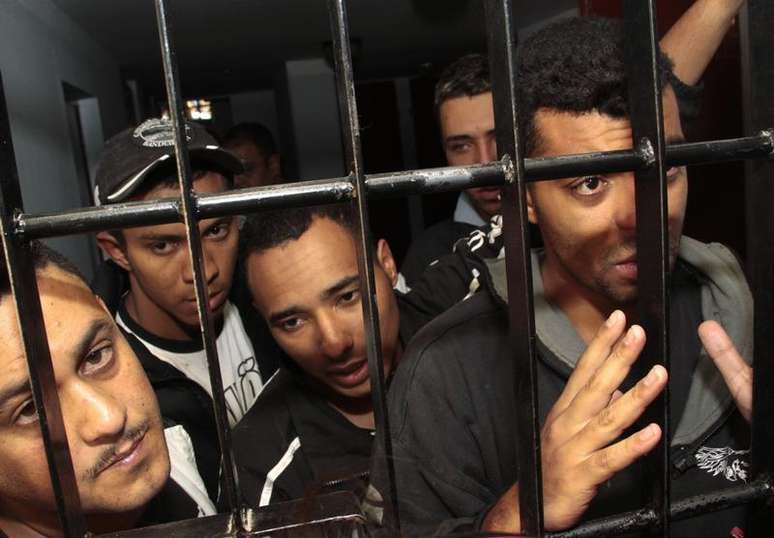 Torcedores do Corinthians, acusados de homicídio de um garoto de 14 anos durante partida da Copa Libertadores, falam a jornalistas atrás das grades em Oruro, Bolívia. 22/02/2013