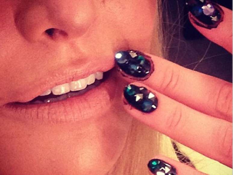 <p>Sabrina posa com cristais nas unhas</p>