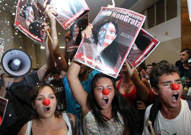<p>Manifestantes protestam contra a visita ao país de Yoani Sánchez durante evento na região central de São Paulo nesta quinta-feira</p>