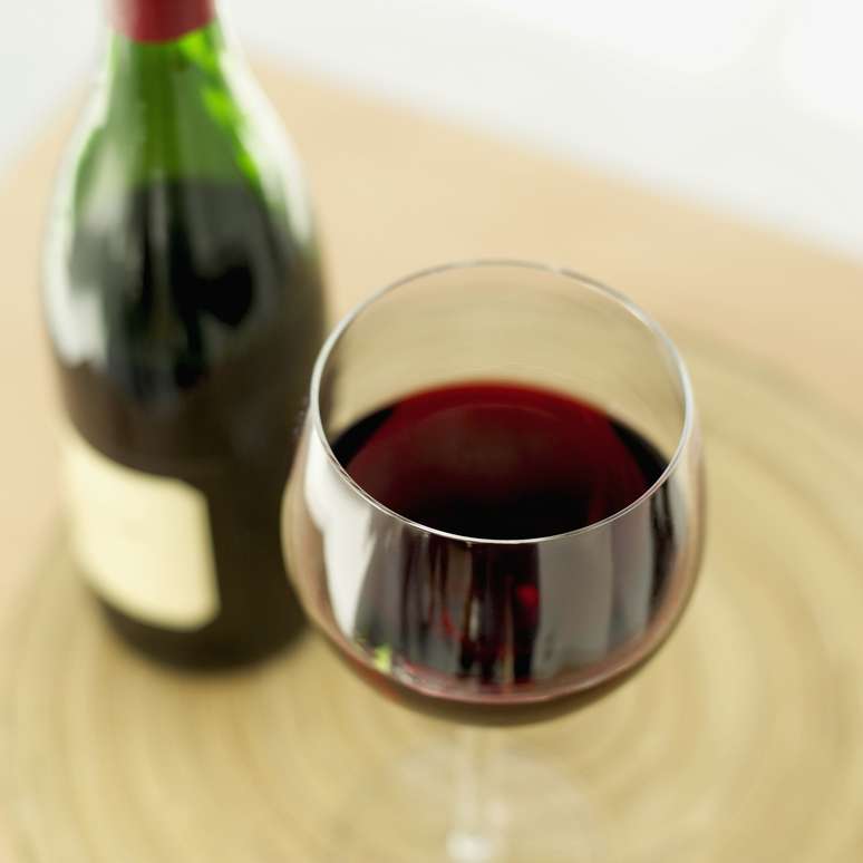 <p>Pesquisa americana encontrou substância do vinho tinto que pode prevenir a surdez</p>